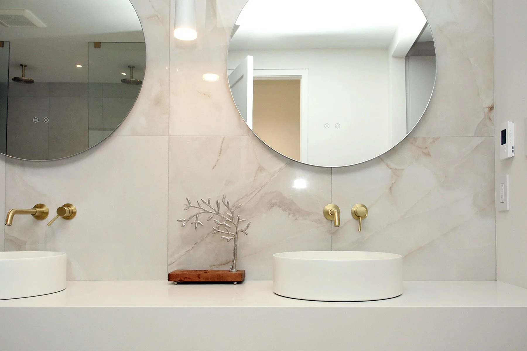 Floating double vanity with marble look backsplash